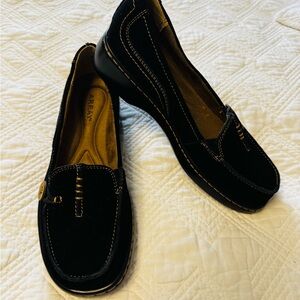 Array NWOT Black Suede Slip On Loafers w/ Top Stitch and Button Detail Size 8W